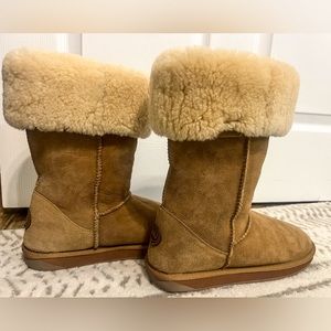 Size 8 Stinger Hi Women's EMU boots. Nearly new. Worn inside only.